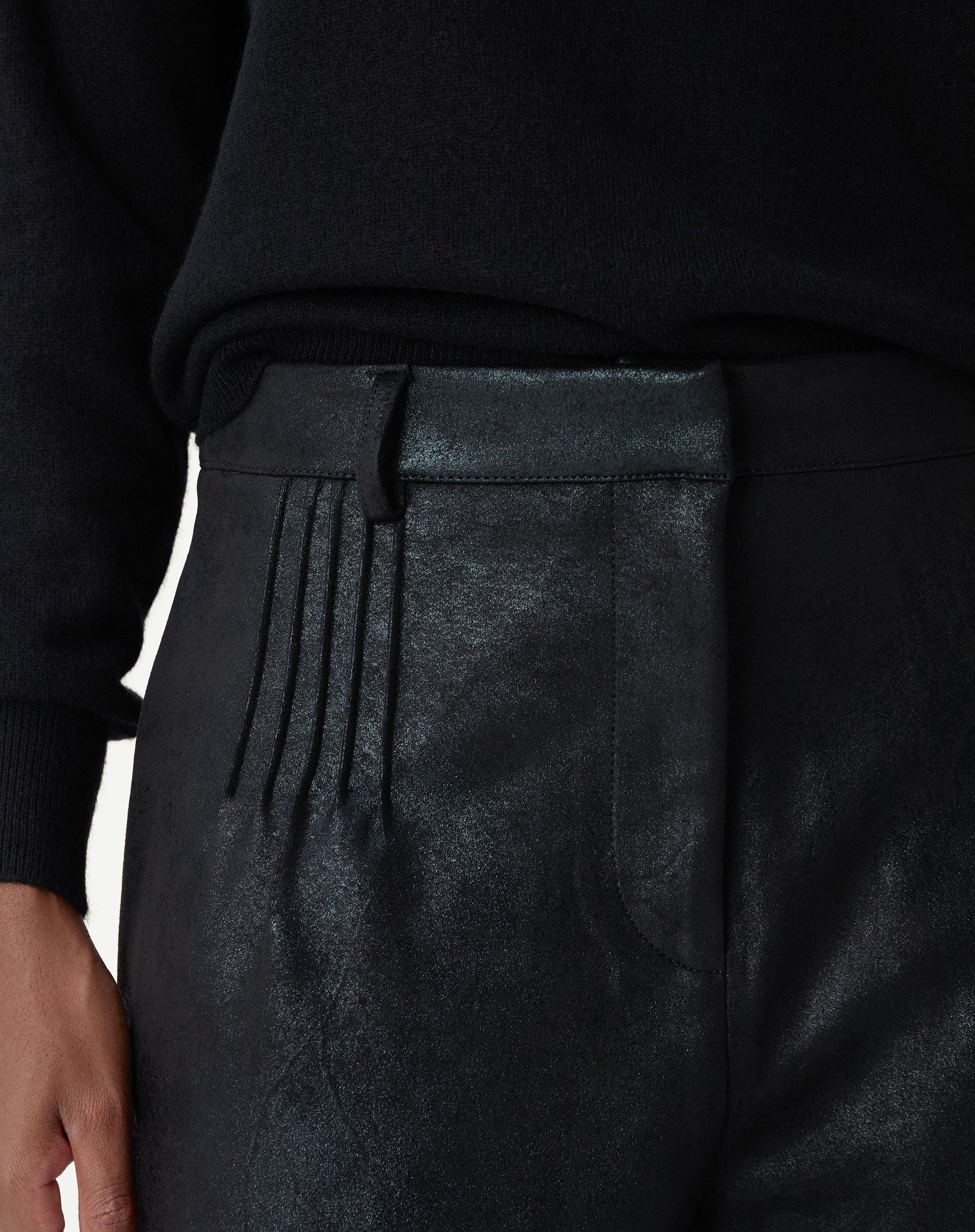 SHORTS COM PREGAS METALIZADO - PRETO