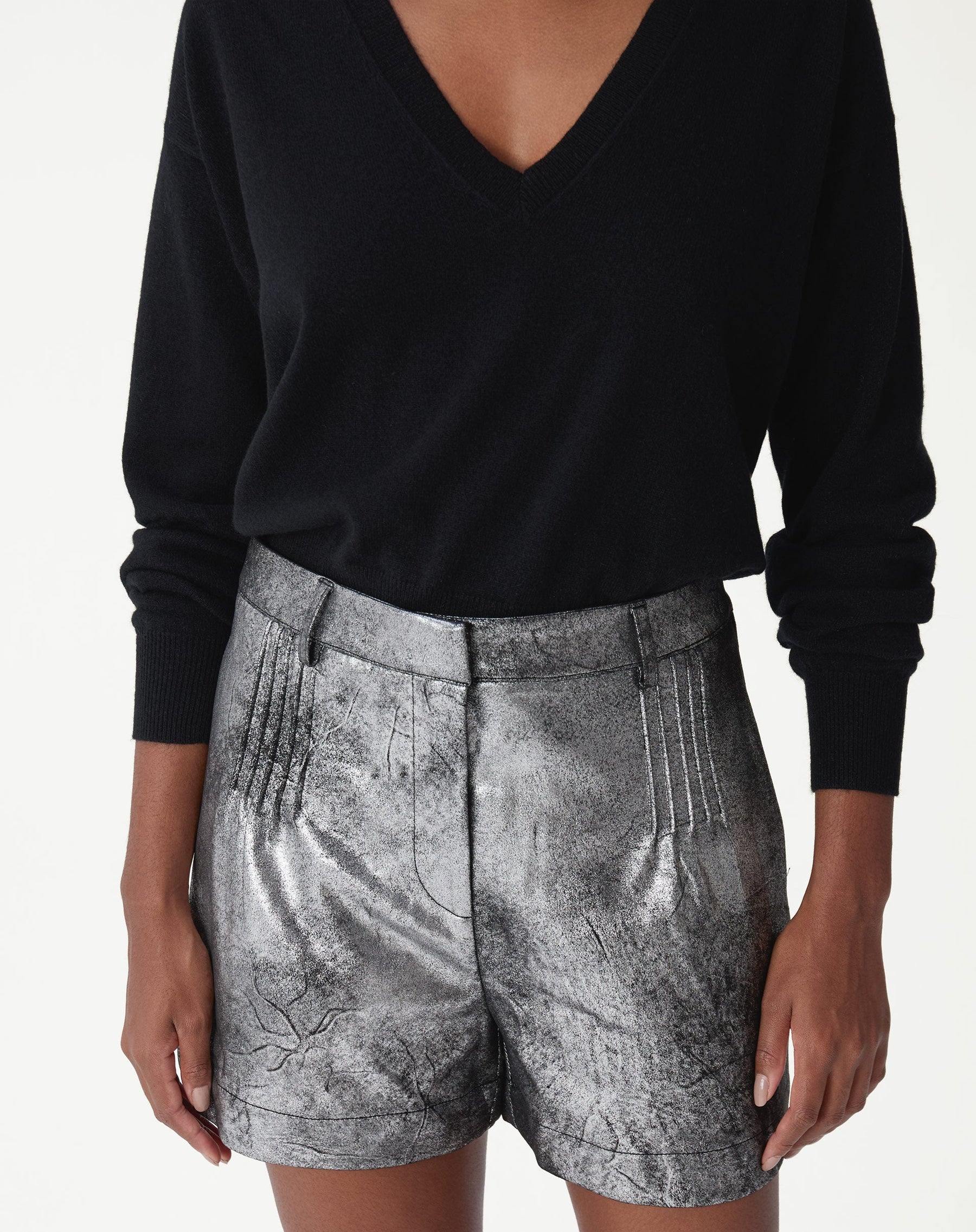 SHORTS COM PREGAS METALIZADO - PRATA