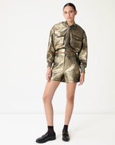 SHORTS COM PREGAS METALIZADO - DOURADO