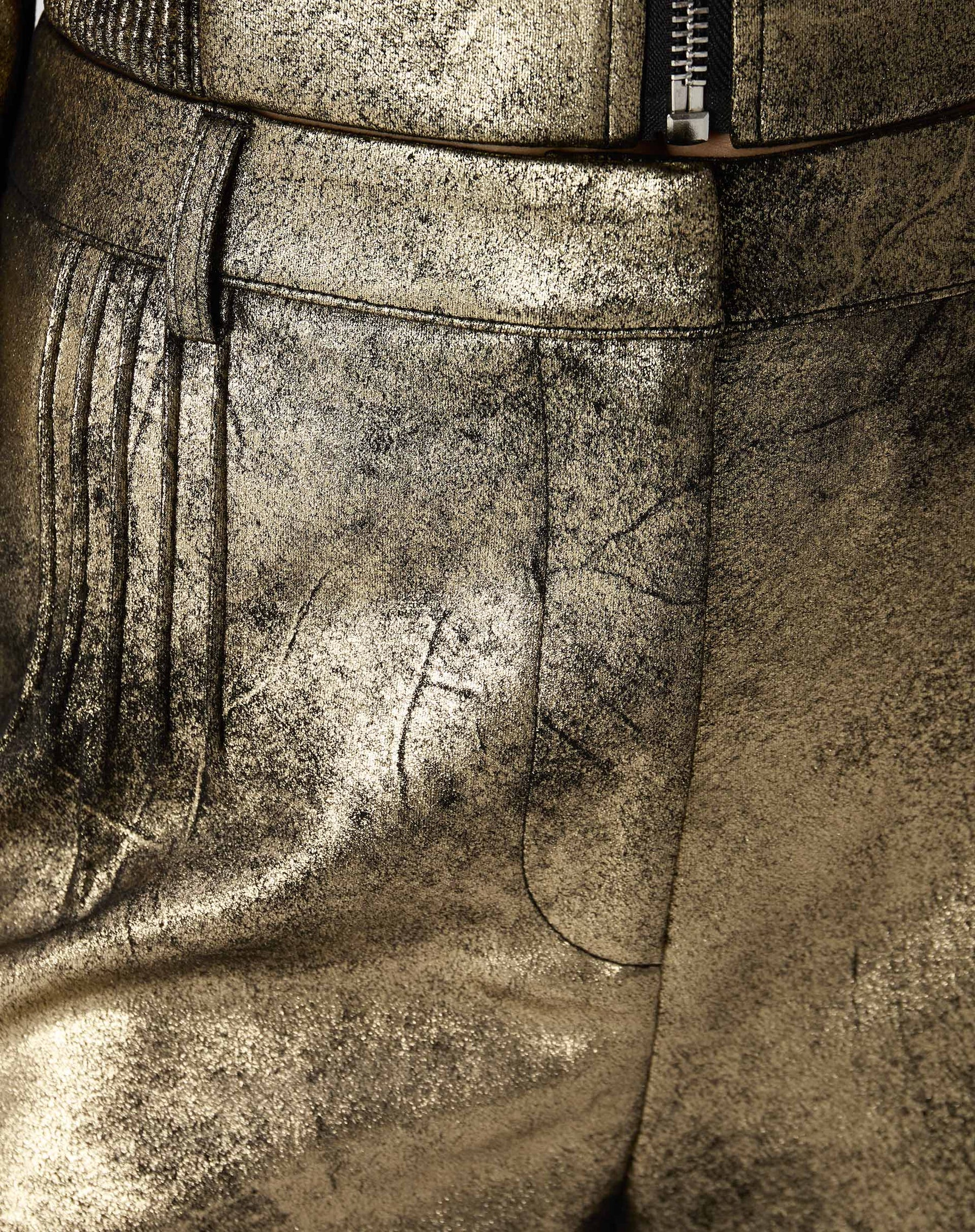 SHORTS COM PREGAS METALIZADO - DOURADO