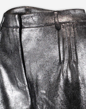 SHORTS COM PREGAS METALIZADO - PRATA