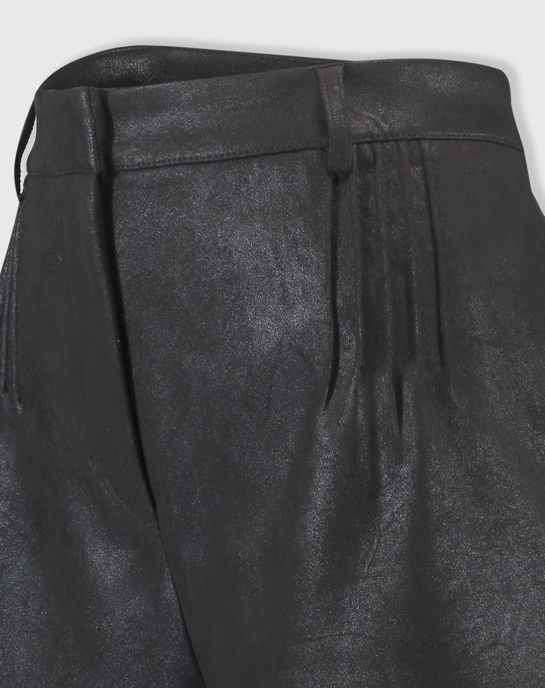 SHORTS COM PREGAS METALIZADO - PRETO
