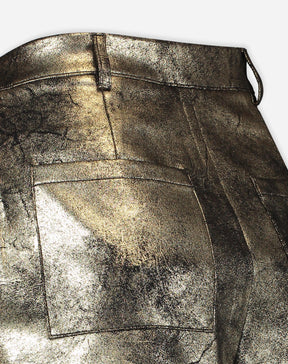 SHORTS COM PREGAS METALIZADO - DOURADO