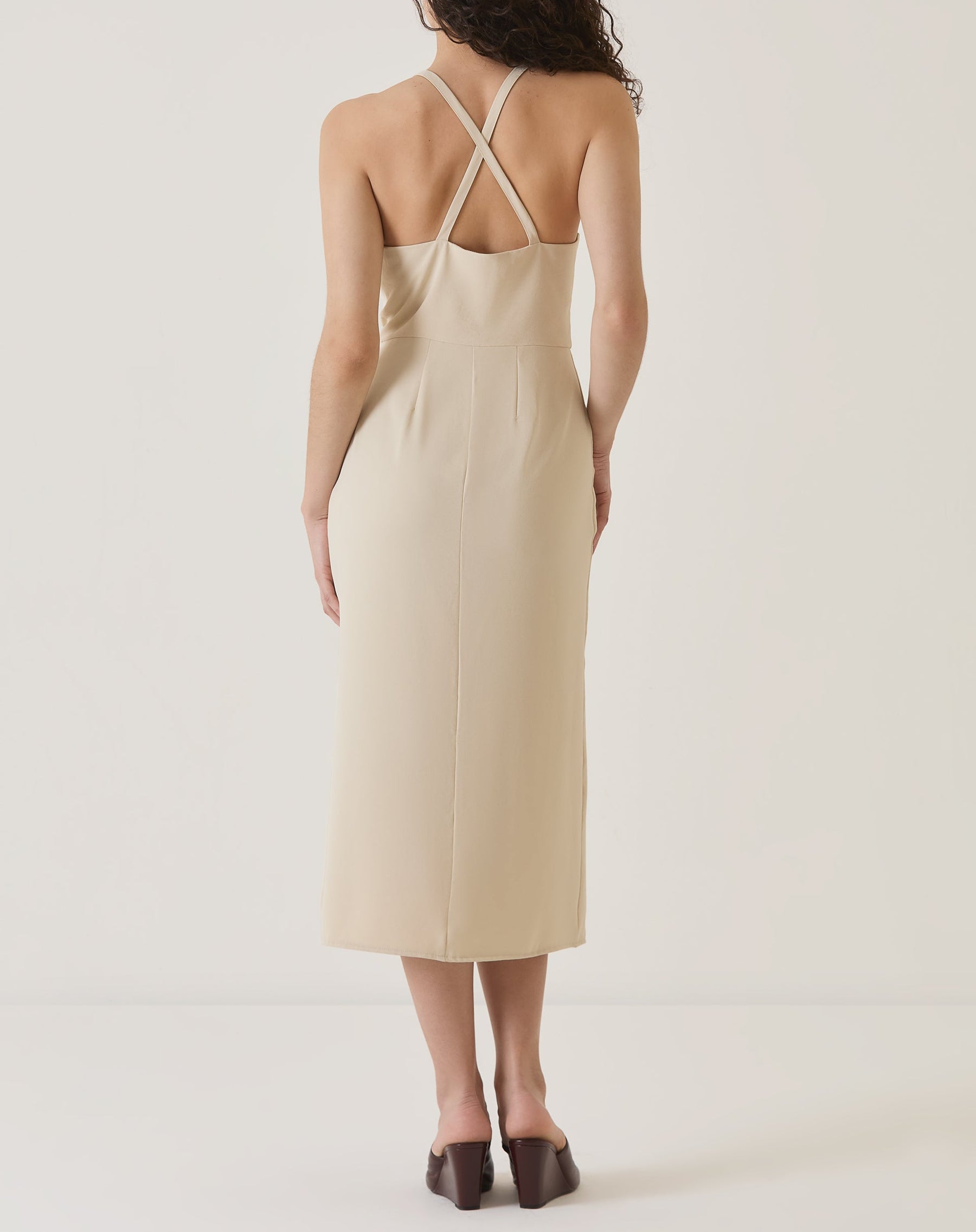 VESTIDO COM FENDA FRONTAL - AREIA