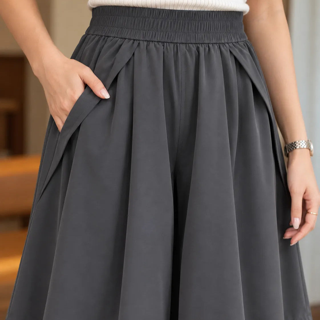 [Compre 2, Leve 4] Bermuda Elina Feminina em Poliéster, Viscose e Elastano de Cintura Alta com Modelagem Evasê, Efeito Saia, Cós Elástico e Bolsos Laterais + BRINDES