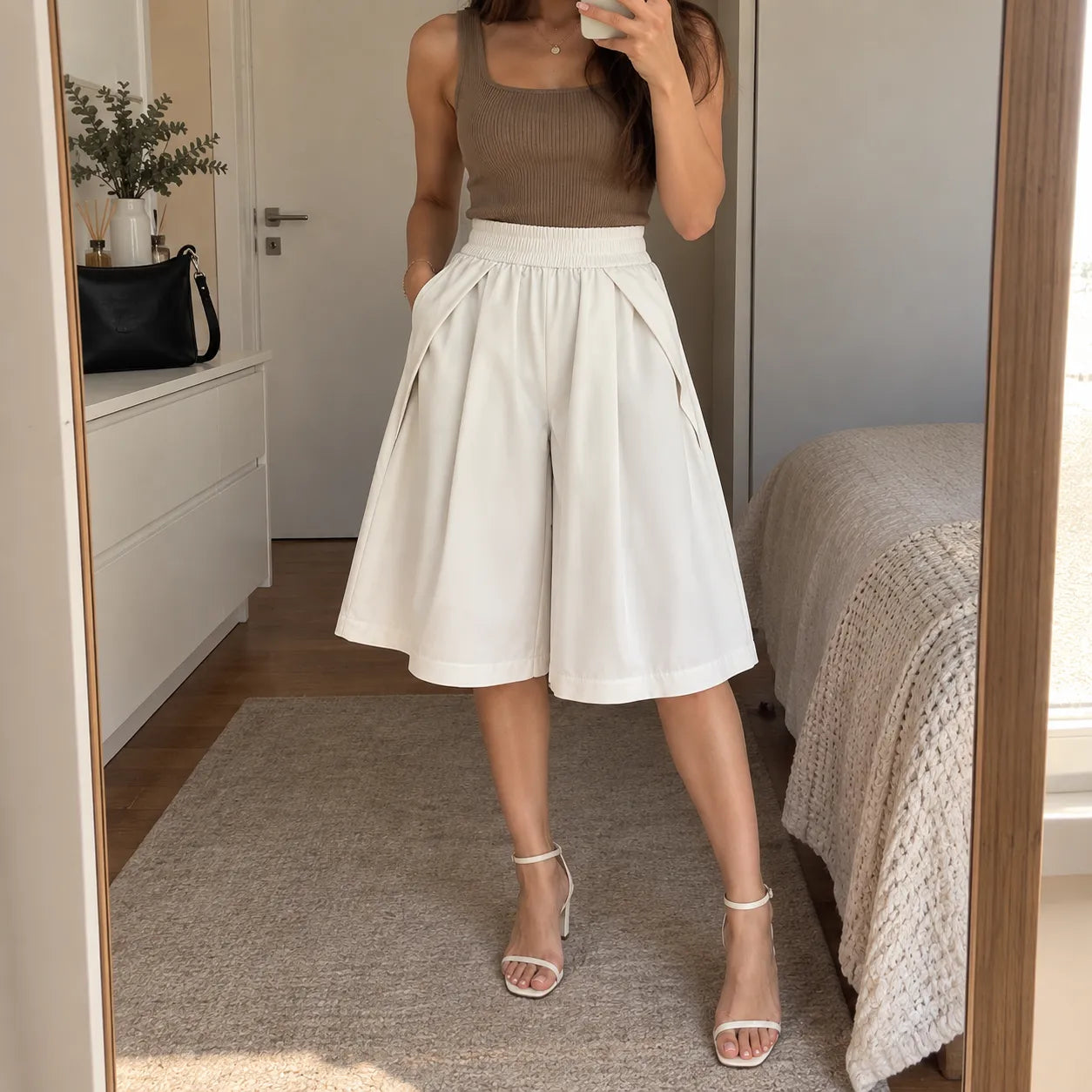 [Compre 2, Leve 4] Bermuda Elina Feminina em Poliéster, Viscose e Elastano de Cintura Alta com Modelagem Evasê, Efeito Saia, Cós Elástico e Bolsos Laterais + BRINDES