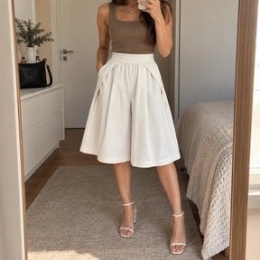 [Compre 2, Leve 4] Bermuda Elina Feminina em Poliéster, Viscose e Elastano de Cintura Alta com Modelagem Evasê, Efeito Saia, Cós Elástico e Bolsos Laterais + BRINDES