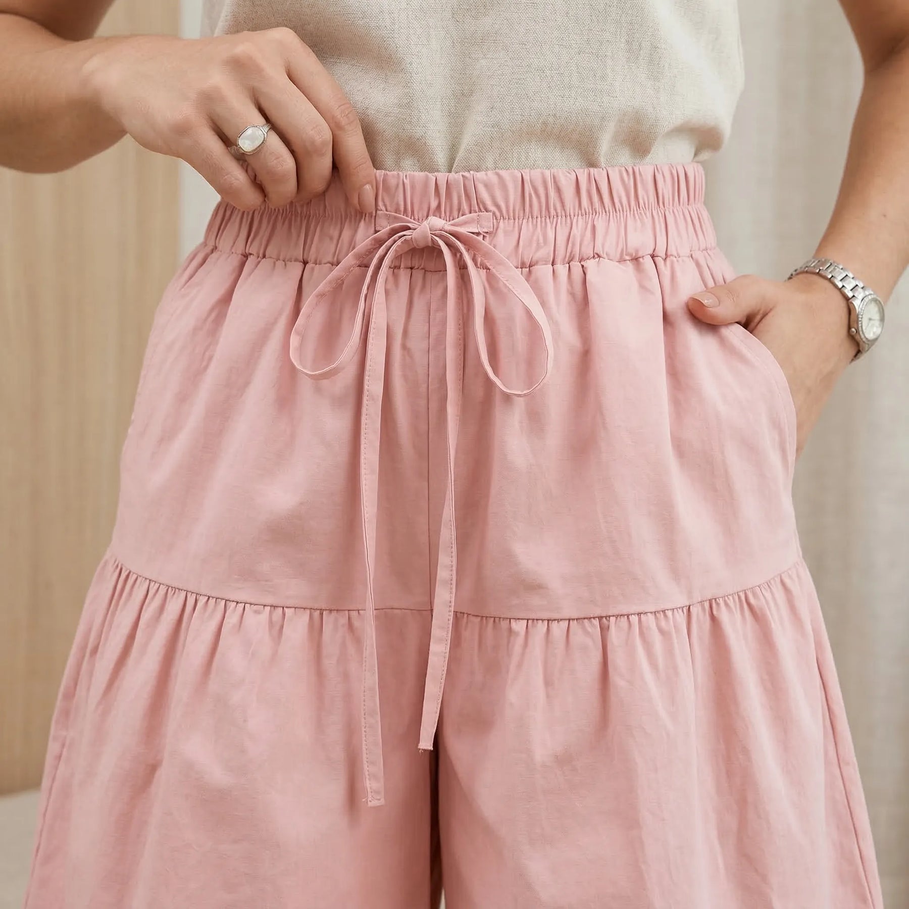 [Leve 3, Pague Só 2!] Shorts Serena Feminino em Aparência de Algodão e Poliéster de Cintura Alta com Design em Camadas e Cordão de Ajuste