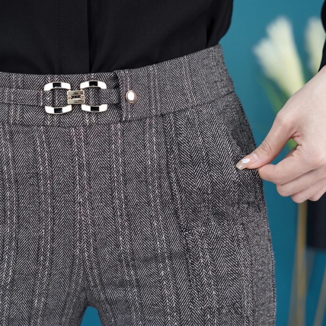 [Leve 3, Pague Só 2] Calça Aveli Feminina em Poliéster, Viscose e Elastano de Cintura Alta com Fivela Metálica + BRINDES: Bolsa e Cinto