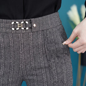 [Leve 3, Pague Só 2] Calça Aveli Feminina em Poliéster, Viscose e Elastano de Cintura Alta com Fivela Metálica + BRINDES: Bolsa e Cinto