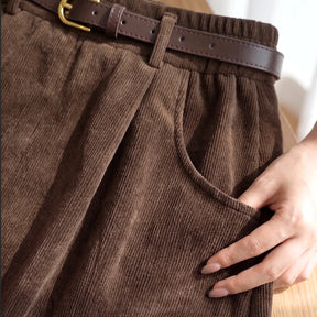 [Compre 2 e Leve 3] Saia Mirea Feminina em Veludo Cotelê de Algodão, Poliéster e Elastano de Cintura Elástica com Bolsos Curvos + BRINDES