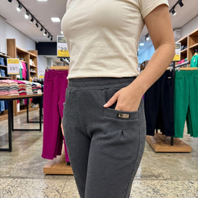 [Compre 2, Leve 3] Calça Malena Feminina em Tecido Canelado e Forro Peluciado de Caimento Sofisticado com Cós Elástico e Bolsos Práticos
