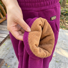 [Compre 2, Leve 3] Calça Malena Feminina em Tecido Canelado e Forro Peluciado de Caimento Sofisticado com Cós Elástico e Bolsos Práticos