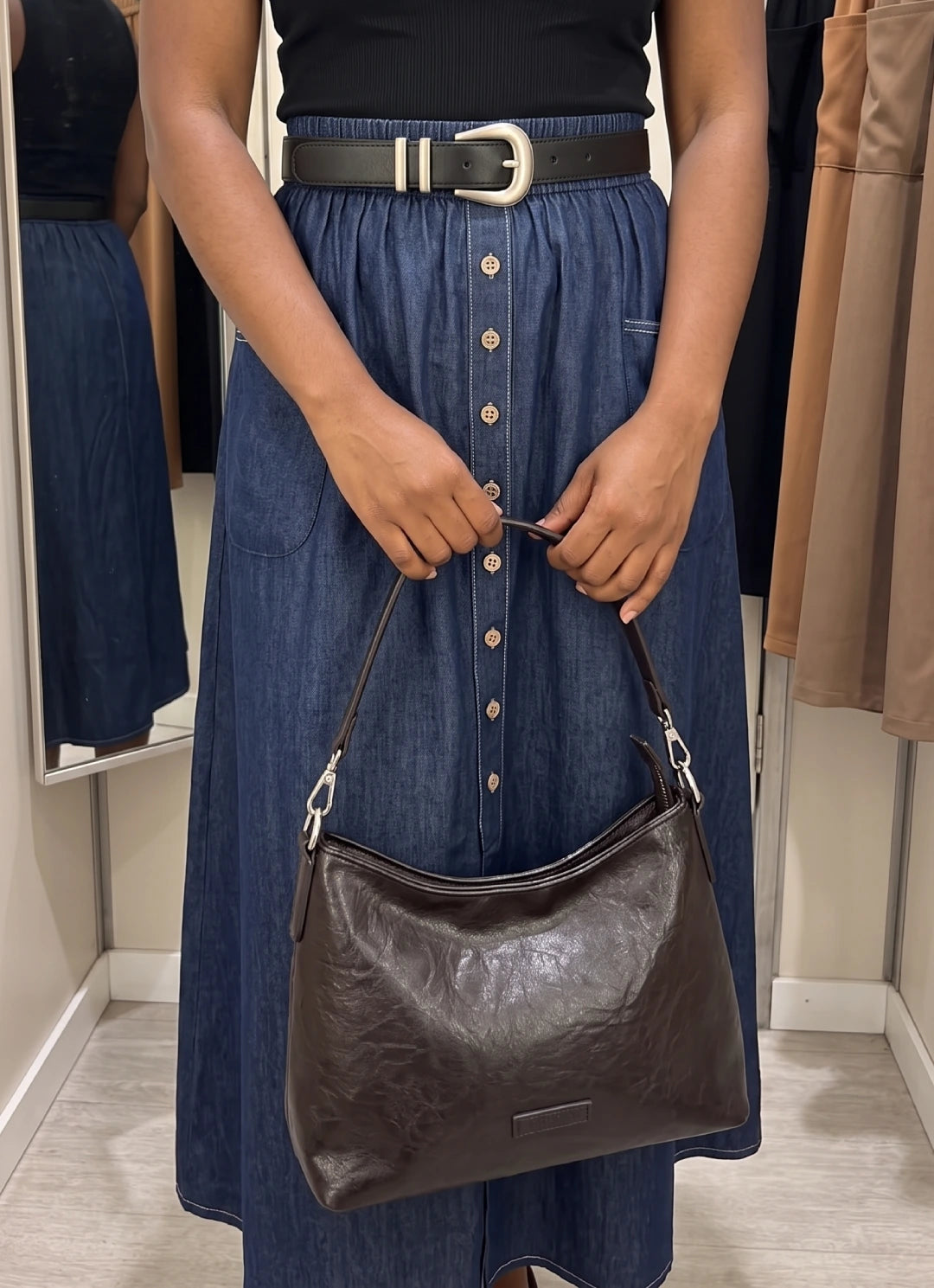 [Compre 2, Leve 4] Saia Dália Feminina em Algodão, Poliéster, Viscose de Cintura Alta com Botões Frontais e Bolsos + BRINDES: Bolsa e Cinto de Couro