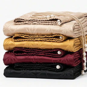 [Leve 4, Pague Só 2!] Calça Lumira Feminina em Tecido Acetinado e Jacquard de Cintura Alta com Cordão de Ajuste em Pérolas