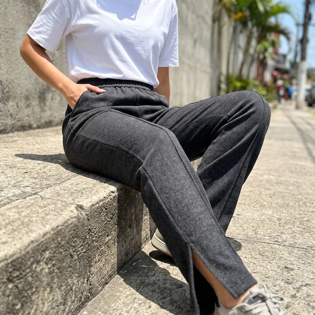 [Pague 2, Leve 4] Calça Celena Feminina em Malha Tecnológica de Algodão, Poliéster e Viscose de Caimento Fluido com Costura Frontal
