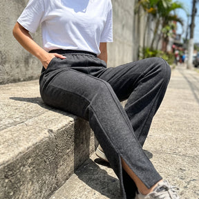 [Pague 2, Leve 4] Calça Celena Feminina em Malha Tecnológica de Algodão, Poliéster e Viscose de Caimento Fluido com Costura Frontal
