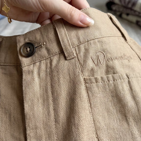 [Leve 4, Pague Só 2!] Calça Amara Feminina em Algodão, Viscose e Trama de Linho de Cintura Alta com Bolsos Frontais e Bordado Sutil