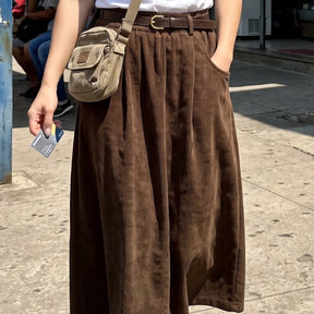 [Compre 2 e Leve 3] Saia Mirea Feminina em Veludo Cotelê de Algodão, Poliéster e Elastano de Cintura Elástica com Bolsos Curvos + BRINDES
