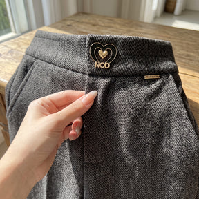 [Leve 3, Pague Só 2!] Calça Vellura Feminina em Trama Estilo Tweed e Forro de Pelúcia de Cintura Alta com Pingente Metálico de Coração
