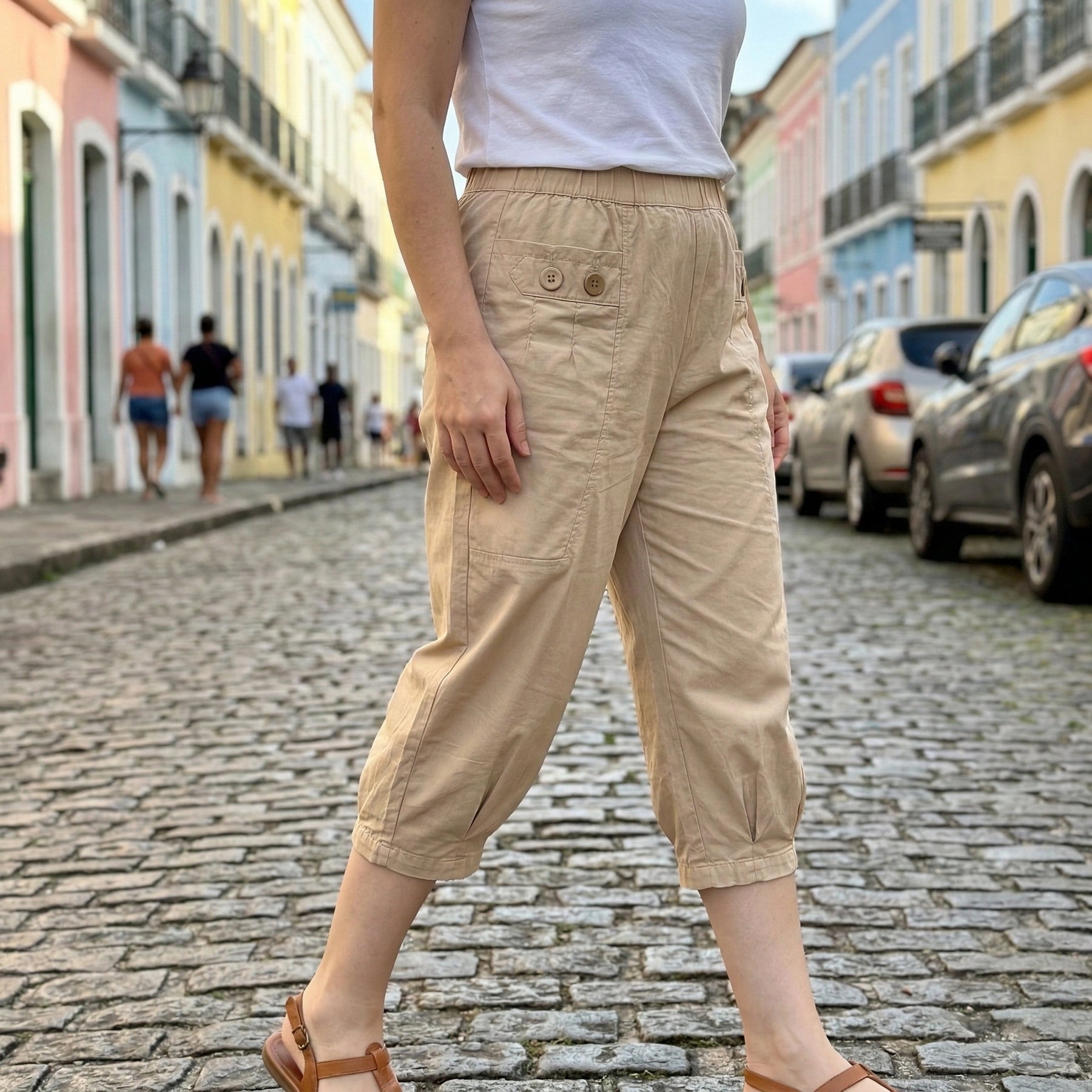 [Leve 4, Pague Só 2!] Calça Capri Serena Feminina em Algodão e Poliéster de Cintura Alta Flexível com Bolsos Práticos e Barra Pregueada