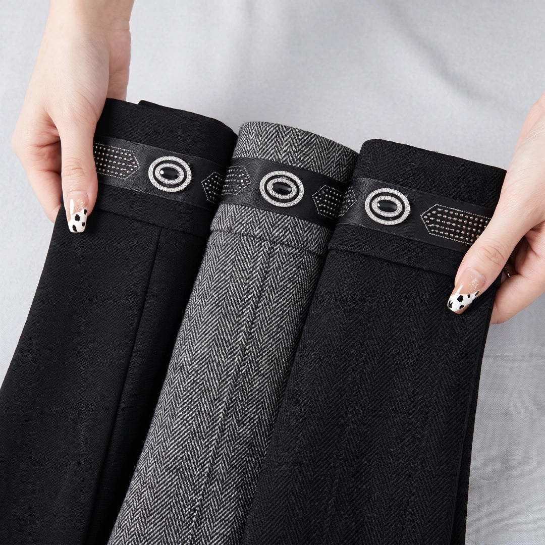 [Pague 2, Leve 3] Calça Elara Feminina em Malha Estruturada, Trama Jacquard e Pedrarias Brilhantes de Cintura Alta Modeladora com Cós Geométrico Decorativo