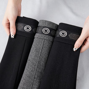 [Pague 2, Leve 3] Calça Elara Feminina em Malha Estruturada, Trama Jacquard e Pedrarias Brilhantes de Cintura Alta Modeladora com Cós Geométrico Decorativo