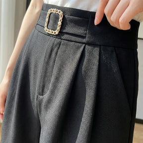 [Leve 6, Pague Só 3] Short Lunara Feminino em Crepe Seda Gelo, Rayon e Elastano de Cintura Alta com Fivela de Strass