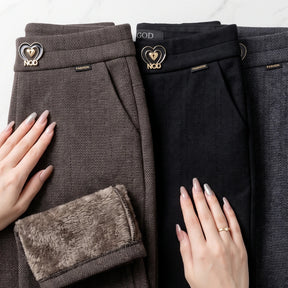 [Leve 3, Pague Só 2!] Calça Vellura Feminina em Trama Estilo Tweed e Forro de Pelúcia de Cintura Alta com Pingente Metálico de Coração