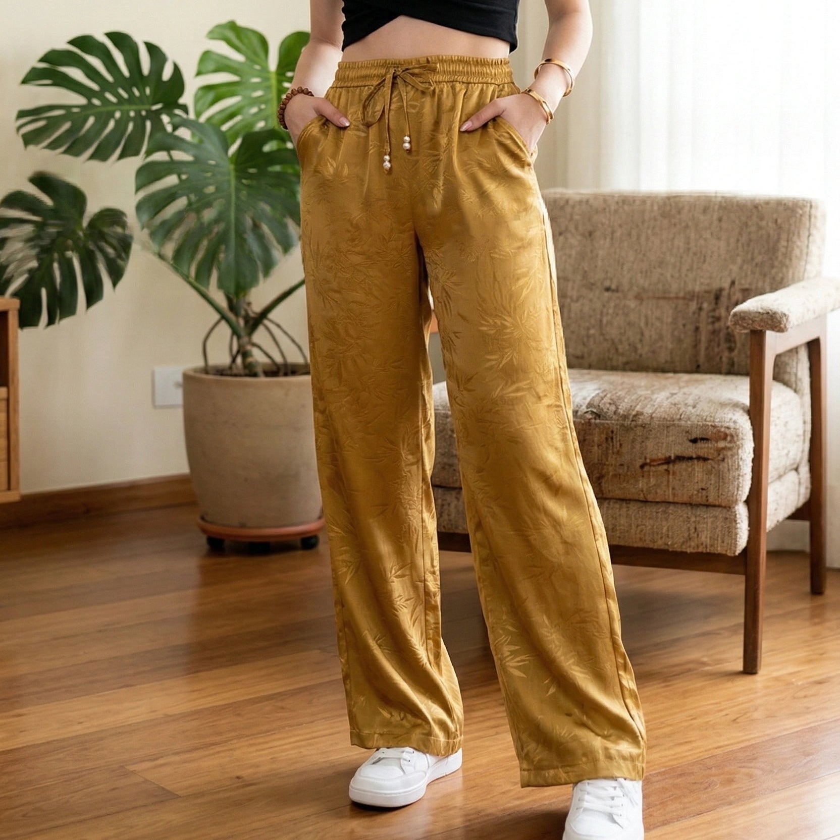 [Leve 4, Pague Só 2!] Calça Lumira Feminina em Tecido Acetinado e Jacquard de Cintura Alta com Cordão de Ajuste em Pérolas