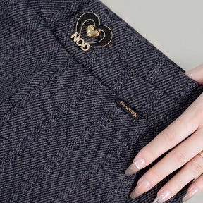 [Leve 3, Pague Só 2!] Calça Vellura Feminina em Trama Estilo Tweed e Forro de Pelúcia de Cintura Alta com Pingente Metálico de Coração