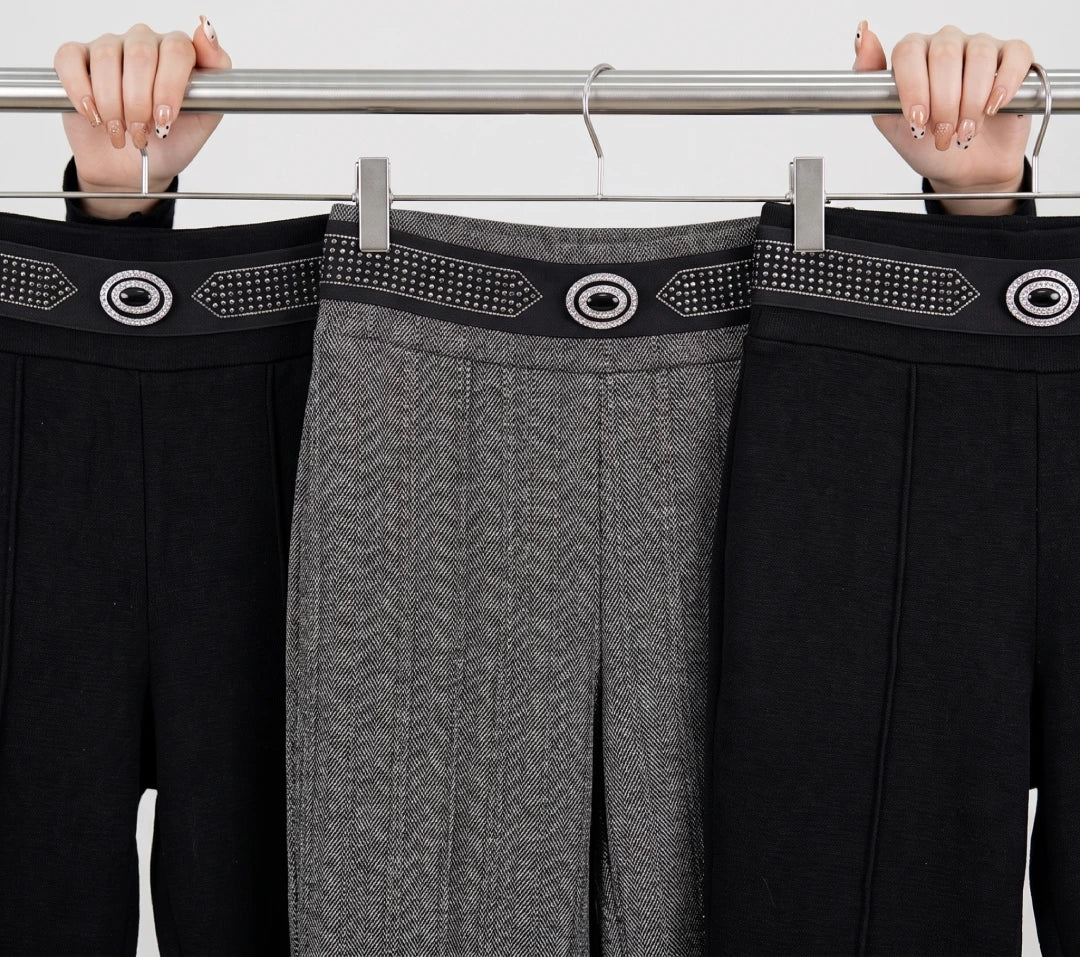 [Pague 2, Leve 3] Calça Elara Feminina em Malha Estruturada, Trama Jacquard e Pedrarias Brilhantes de Cintura Alta Modeladora com Cós Geométrico Decorativo