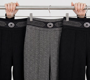 [Pague 2, Leve 3] Calça Elara Feminina em Malha Estruturada, Trama Jacquard e Pedrarias Brilhantes de Cintura Alta Modeladora com Cós Geométrico Decorativo