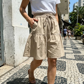 [Leve 3, Pague Só 2!] Shorts Serena Feminino em Aparência de Algodão e Poliéster de Cintura Alta com Design em Camadas e Cordão de Ajuste