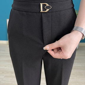 [Compre 2, Leve 4] Calça Eloria Feminina em Algodão, Poliéster e Viscoce com Aparência Sarjada de Cintura Alta com Caimento Reto e Fivela Metálica Dourada