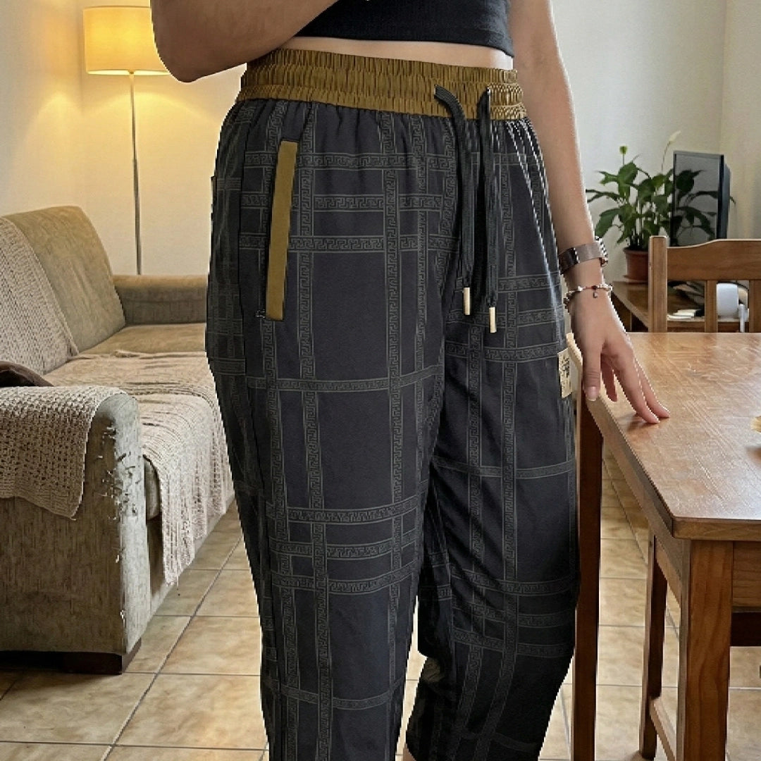 [Leve 4, Pague Só 2!] Calça Capri Maya Feminina em Poliéster e Elastano de Caimento Fluido com Cós Ajustável e Bolsos Contrastantes