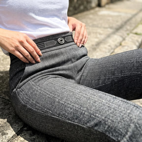 [Pague 2, Leve 3] Calça Elara Feminina em Malha Estruturada, Trama Jacquard e Pedrarias Brilhantes de Cintura Alta Modeladora com Cós Geométrico Decorativo