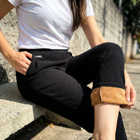 [Compre 2, Leve 3] Calça Malena Feminina em Tecido Canelado e Forro Peluciado de Caimento Sofisticado com Cós Elástico e Bolsos Práticos