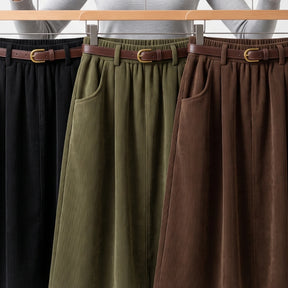 [Compre 2 e Leve 3] Saia Mirea Feminina em Veludo Cotelê de Algodão, Poliéster e Elastano de Cintura Elástica com Bolsos Curvos + BRINDES