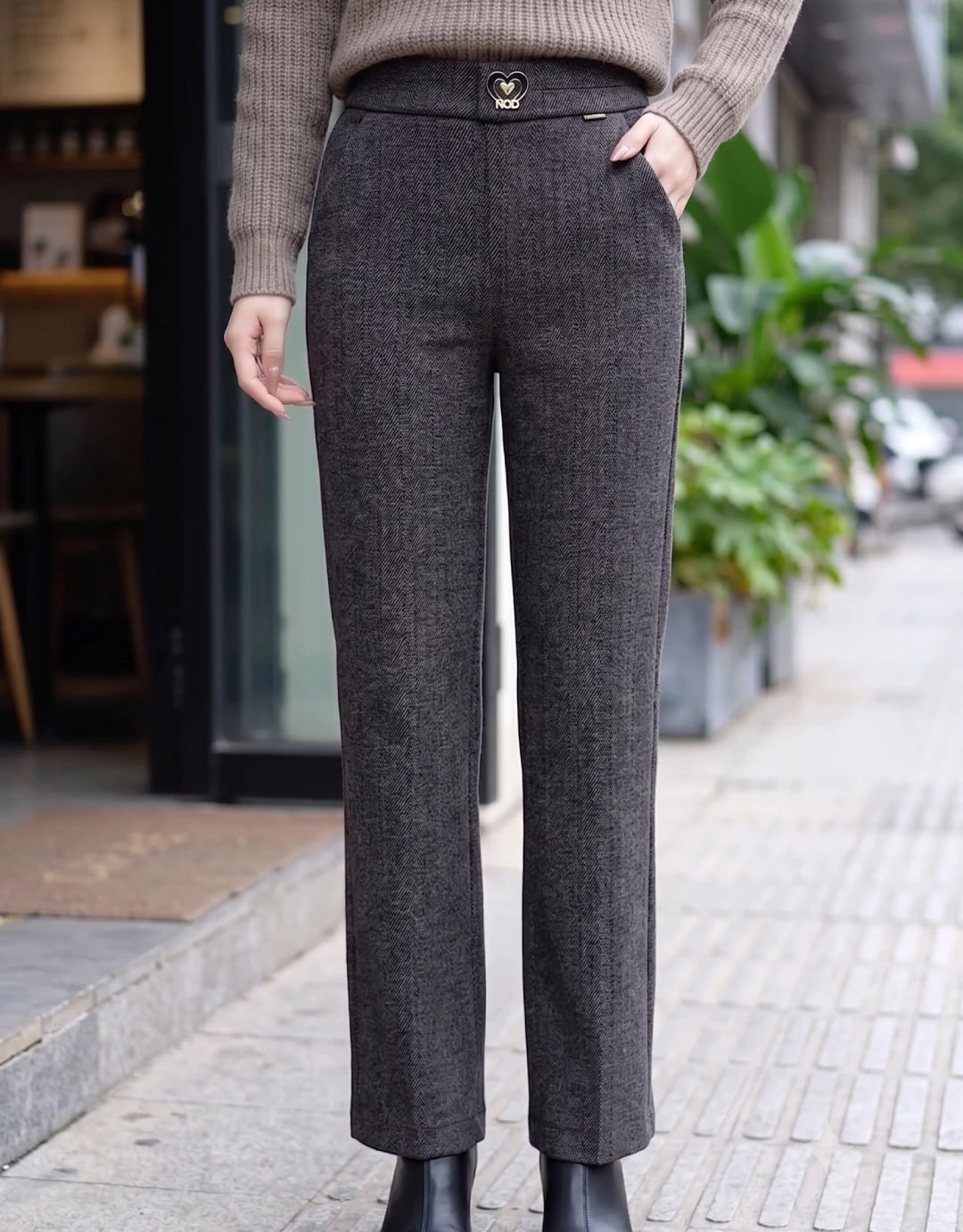 [Leve 3, Pague Só 2!] Calça Vellura Feminina em Trama Estilo Tweed e Forro de Pelúcia de Cintura Alta com Pingente Metálico de Coração