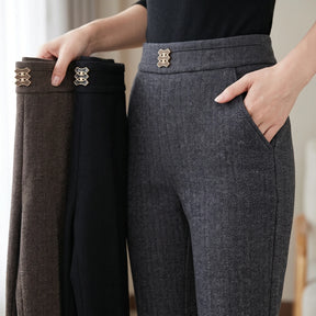 (Compre 2, Leve 3) Calça Eloá Feminina em Algodão, Poliéster e Viscose de Cintura Alta com Botões Decorativos