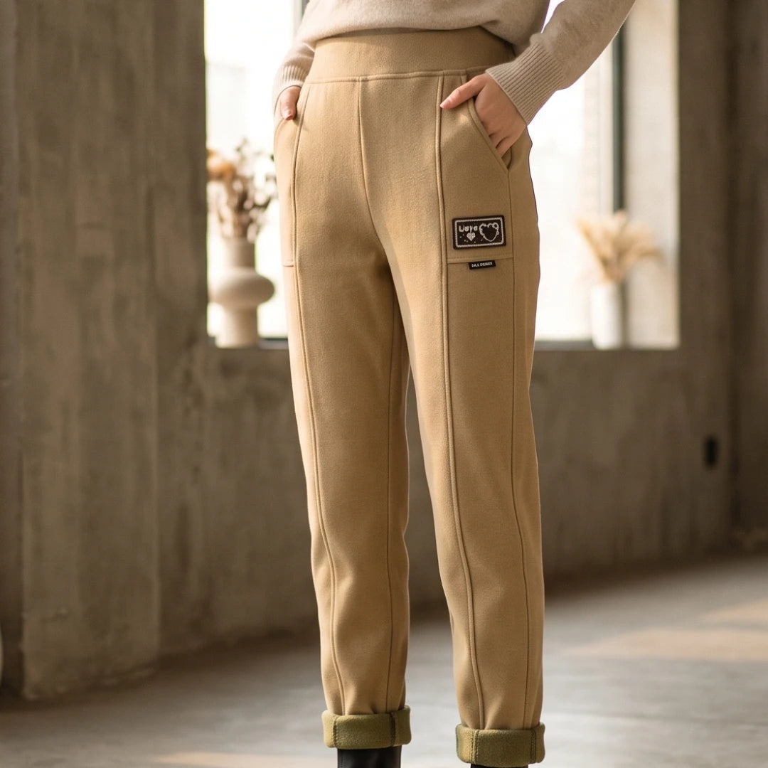 [Pague 2, Leve 4] Calça Love Feminina em Malha Texturizada e Forro Peluciado de Cintura Alta com Costura Frontal Alongadora e Bolsos Funcionais