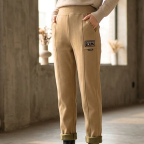 [Pague 2, Leve 4] Calça Love Feminina em Malha Texturizada e Forro Peluciado de Cintura Alta com Costura Frontal Alongadora e Bolsos Funcionais