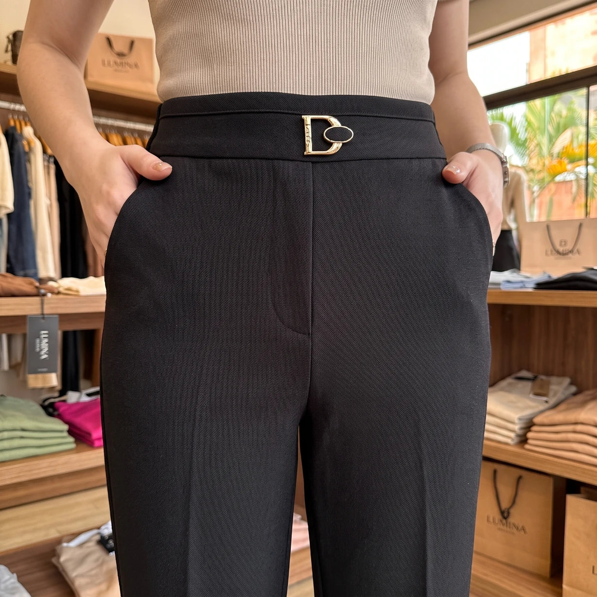 [Compre 2, Leve 4] Calça Eloria Feminina em Algodão, Poliéster e Viscoce com Aparência Sarjada de Cintura Alta com Caimento Reto e Fivela Metálica Dourada