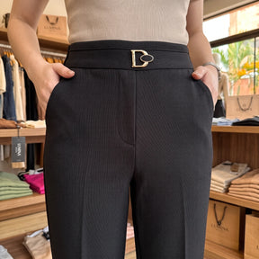 [Compre 2, Leve 4] Calça Eloria Feminina em Algodão, Poliéster e Viscoce com Aparência Sarjada de Cintura Alta com Caimento Reto e Fivela Metálica Dourada