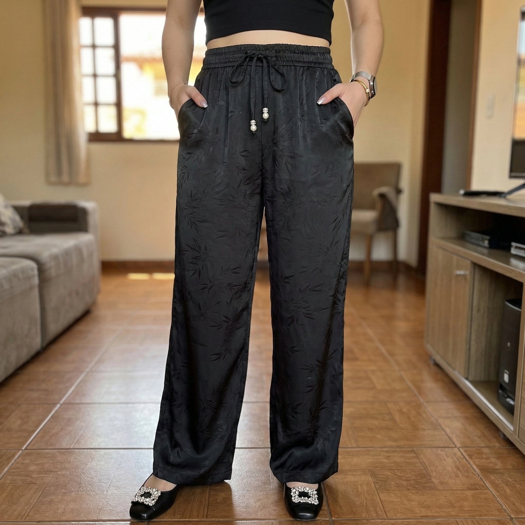 [Leve 4, Pague Só 2!] Calça Lumira Feminina em Tecido Acetinado e Jacquard de Cintura Alta com Cordão de Ajuste em Pérolas