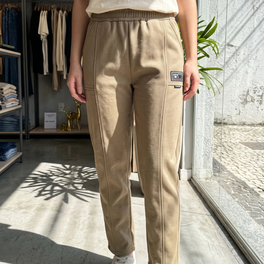 [Pague 2, Leve 4] Calça Love Feminina em Malha Texturizada e Forro Peluciado de Cintura Alta com Costura Frontal Alongadora e Bolsos Funcionais