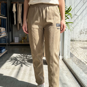 [Pague 2, Leve 4] Calça Love Feminina em Malha Texturizada e Forro Peluciado de Cintura Alta com Costura Frontal Alongadora e Bolsos Funcionais