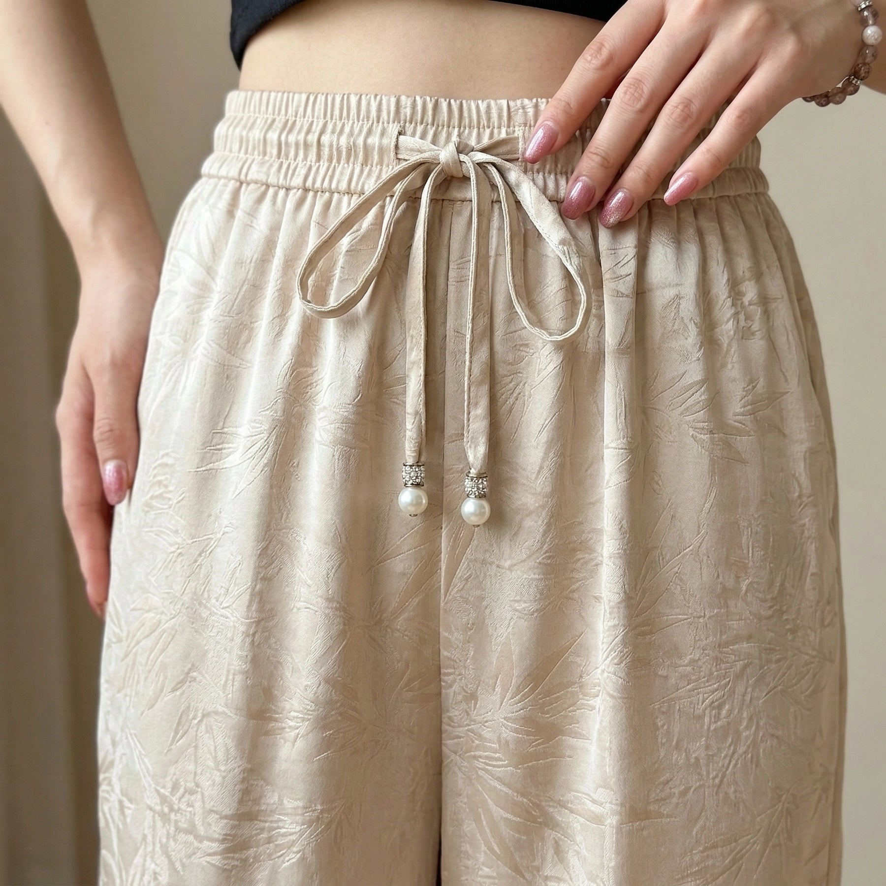 [Leve 4, Pague Só 2!] Calça Lumira Feminina em Tecido Acetinado e Jacquard de Cintura Alta com Cordão de Ajuste em Pérolas