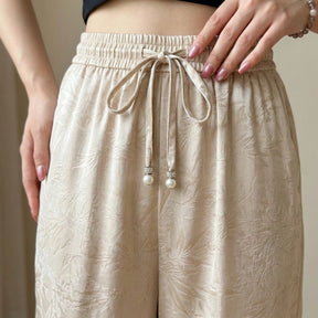 [Leve 4, Pague Só 2!] Calça Lumira Feminina em Tecido Acetinado e Jacquard de Cintura Alta com Cordão de Ajuste em Pérolas